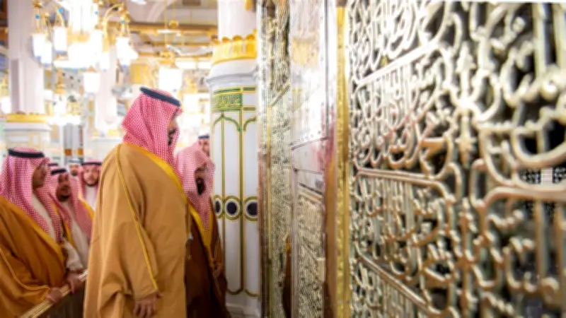 ولي العهد السعودي يزور المسجد النبوي الشريف في المدينة المنورة
