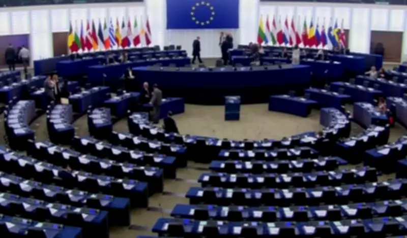 البرلمان الأوروبي يعقد اجتماعاً طارئاً بعد إلغاء الرسوم الجمركية الأمريكية