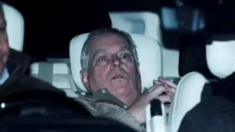 كواليس الصورة العالمية: كيف وثّق مصوّر رويترز خروج الأمير أندرو من مركز الشرطة