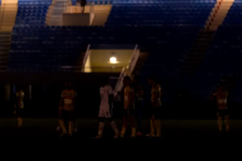 انقطاع الكهرباء يوقف مباراة الخليج ونيوم في دوري روشن السعودي