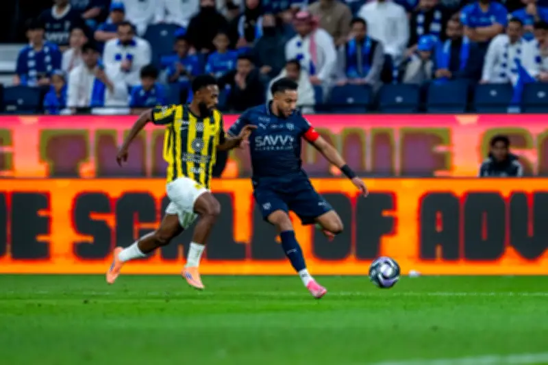 اتحاد عشرة لاعبين يتعادل مع الهلال في ختام جولة يوم التأسيس