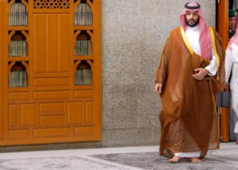 ولي العهد يؤدي ركعتي تحية المسجد في زيارة تاريخية لمسجد قباء بالمدينة المنورة