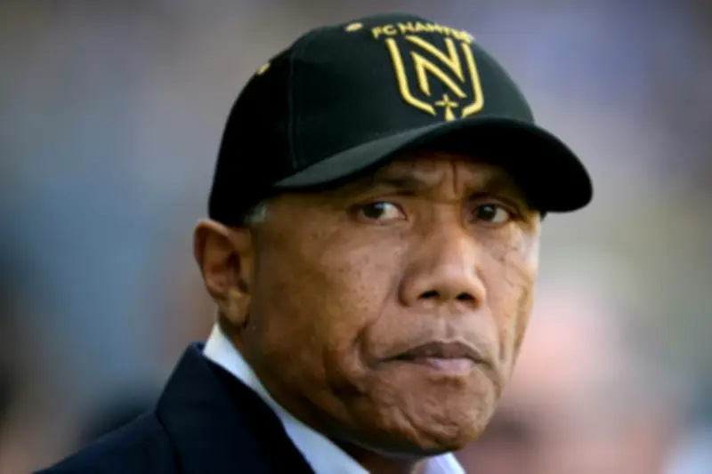 باريس أف سي يُعلن تعيين أنطوان كومبواريه خلفاً لجيلي في منصب المدرب