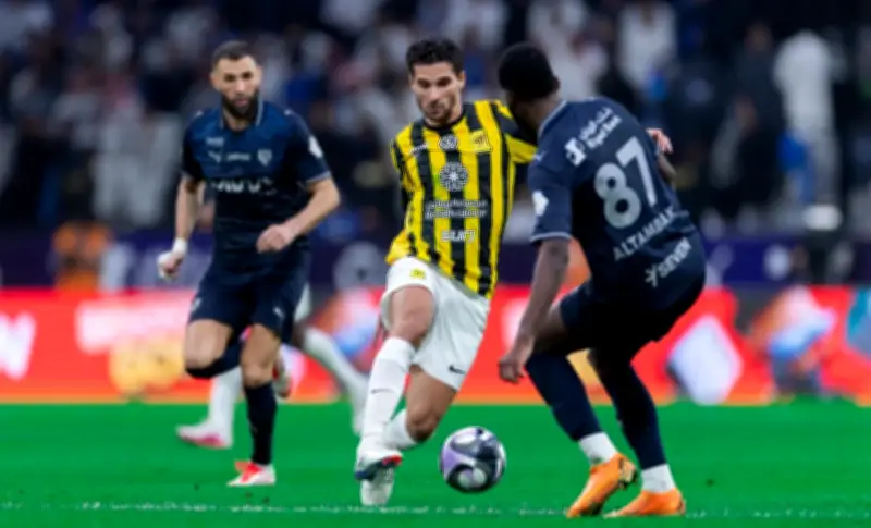 تعادل مثير بين الهلال والاتحاد بعشرة لاعبين يعيد تشكيل سباق الدوري السعودي