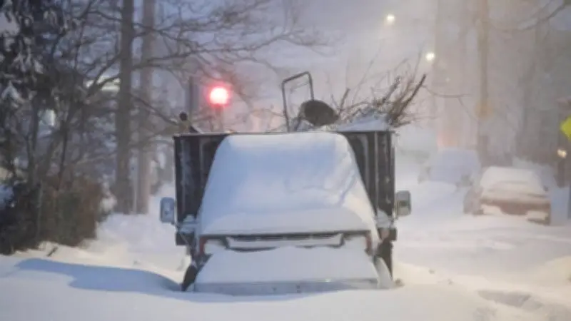 عواصف ثلجية قوية تضرب شمال شرق أمريكا وتدفع حكام الولايات لإعلان حالة الطوارئ