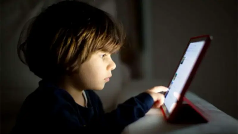 دراسة سنغافورية تحذر: الشاشات الإلكترونية تؤثر على نمو دماغ الأطفال في أول سنتين