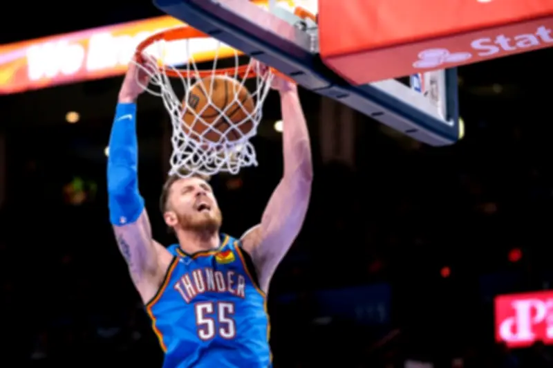 ثاندر يهزم كافالييرز بثلاثيات قاتلة وينهي سلسلة انتصاراته في الدوري الأميركي