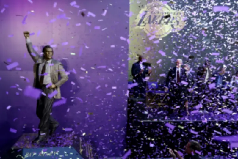 ليكرز يخلد إرث بات رايلي بتمثال برونزي أمام ملعبه في لوس أنجليس