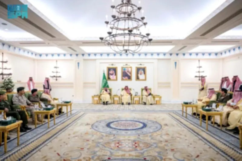 وزير الداخلية يلتقي قادة الأمن والعسكريين بالقصيم ويوصل تحيات القيادة