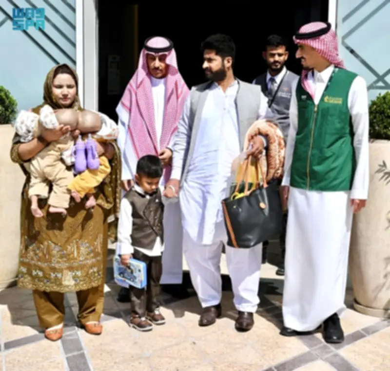 توأم باكستاني ملتصق يصلان إلى الرياض لتلقي العلاج المتخصص بعد توجيهات القيادة