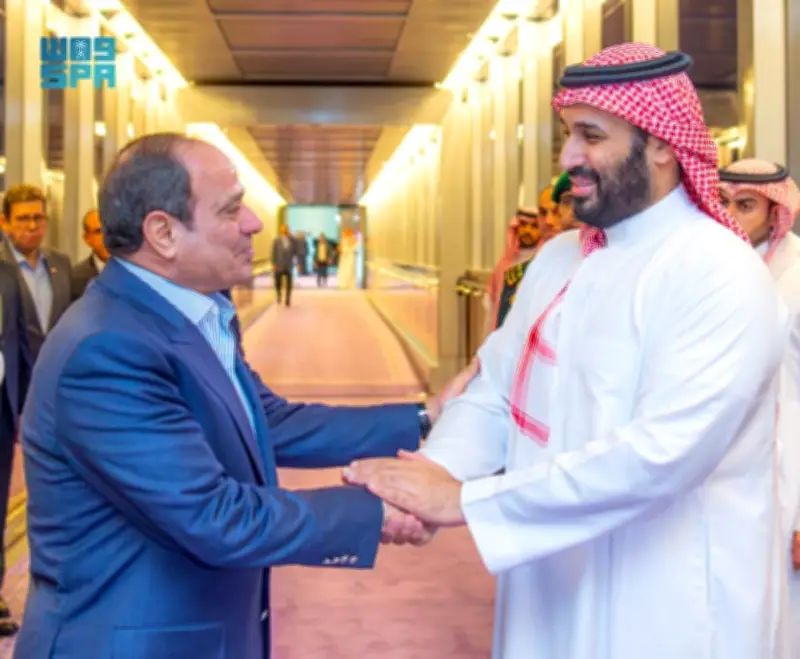 الرئيس المصري يغادر جدة بعد زيارة رسمية.. ولي العهد السعودي يودعه في المطار
