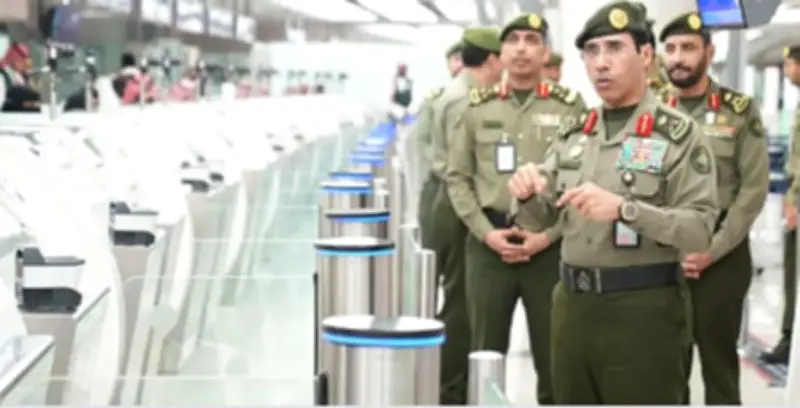 مدير عام الجوازات يتفقد صالات مطار الملك عبدالعزيز الدولي استعداداً لموسم العمرة الرمضاني