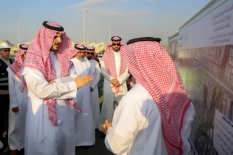 الأمير فواز بن سلطان يتفقد ميدانياً نفق طريق الملك خالد بالطائف لتخفيف الازدحام المروري