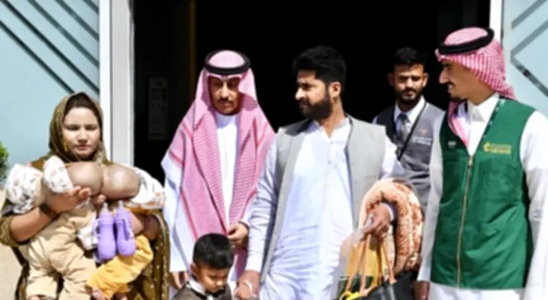توأم باكستاني ملتصق يصل الرياض بتوجيهات القيادة لتقييم إمكانية الفصل الطبي