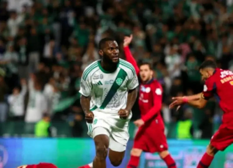 الأهلي يتصدر دوري روشن مؤقتًا بعد فوزه على ضمك بهدف نظيف