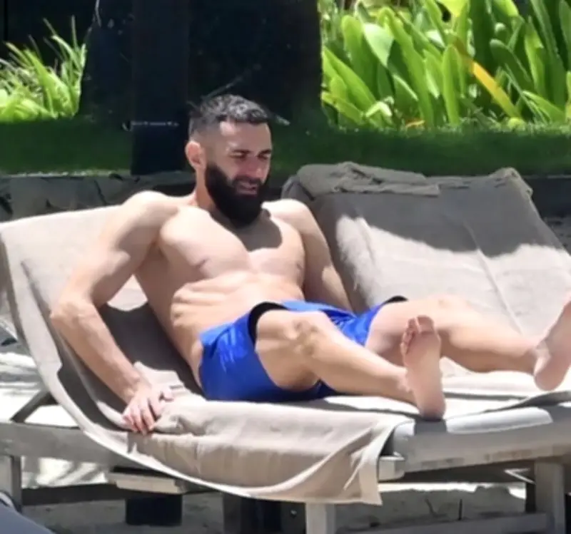 بعد انتقادات جماهيرية.. بنزيما يتغيب عن مباراة التعاون بسبب إصابة عضلية