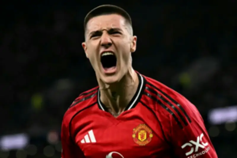 مانشستر يونايتد يتفوق على إيفرتون ويحافظ على مركزه بين الأربعة الكبار في الدوري الإنجليزي