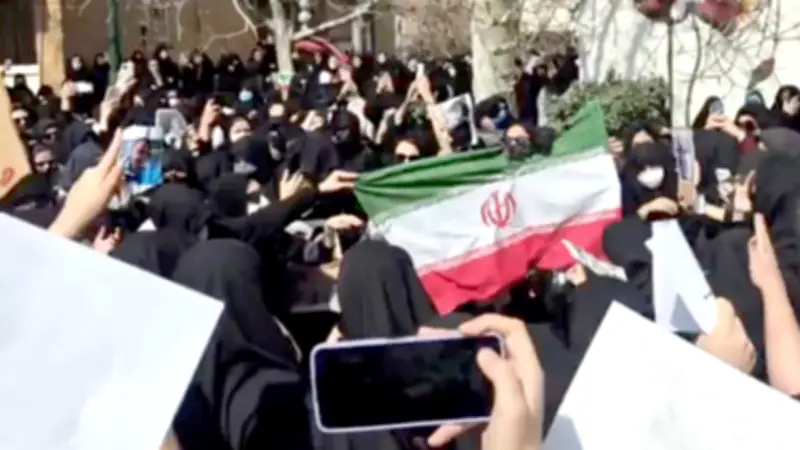 موجة احتجاجات طلابية جديدة تهز الجامعات الإيرانية وتتوسع إلى مدن رئيسية