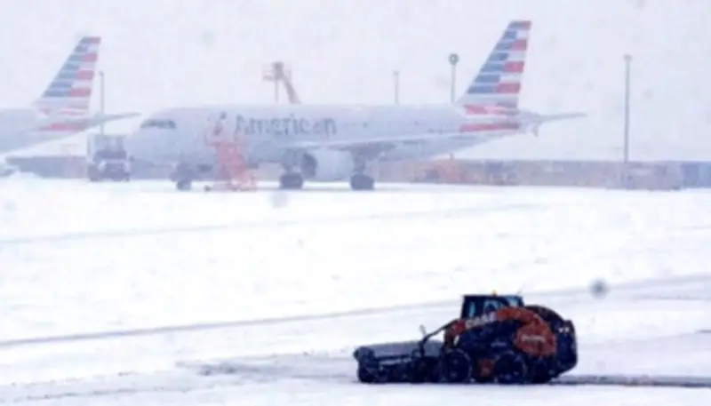 عاصفة ثلجية قوية تعطل حركة الطيران في شمال شرق الولايات المتحدة