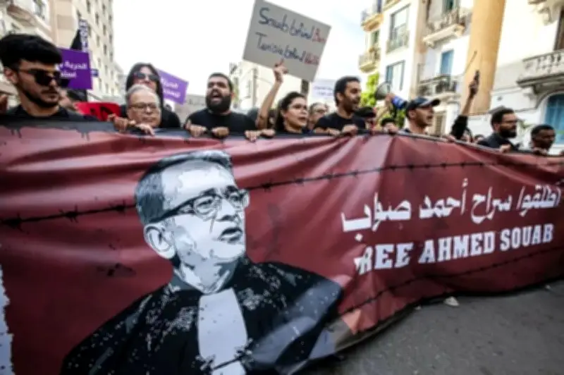 المحامي التونسي البارز أحمد صواب يغادر السجن بعد صدور أمر بالإفراج عنه