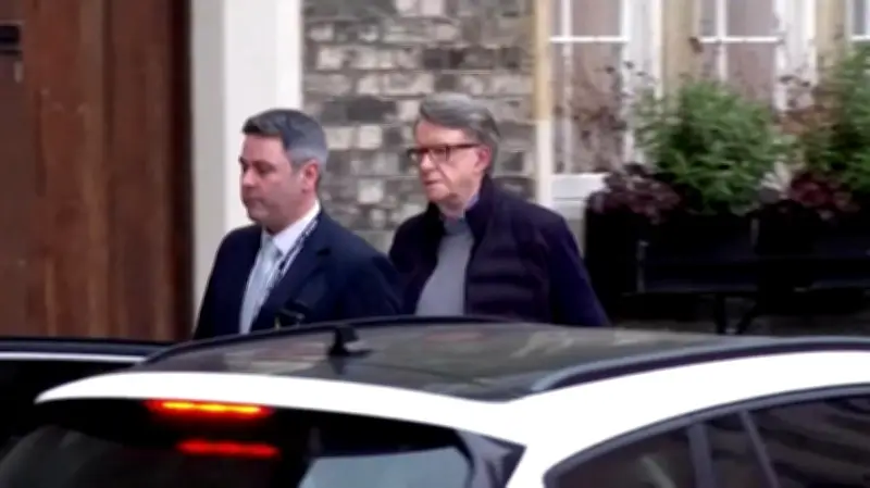 اعتقال دبلوماسي بريطاني سابق في إطار تحقيق إبستين: تفاصيل جديدة حول فضيحة سياسية هزت لندن