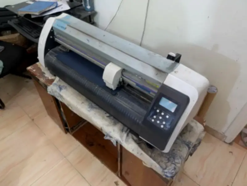 أمانة جدة تضبط موقعًا عشوائيًا لتقليد ملابس الأندية الرياضية وتصادر آلاف القطع