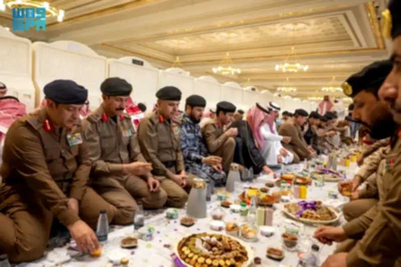 نائب أمير مكة يشارك قوات الأمن إفطارهم في الحرم المكي ويشيد بجهودهم