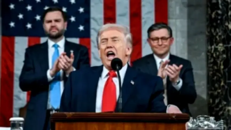 ترامب يتباهى بالانتعاش الاقتصادي ويوجه تحذيرات حادة لإيران في خطاب حالة الاتحاد