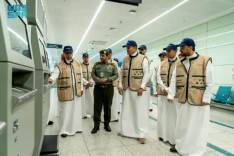 وزير النقل يتفقد مناقلة صالات مطار الملك خالد ويراقب انسيابية السفر خلال شهر رمضان