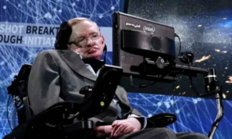 عائلة هوكينغ تنفي بشدة أي سلوك غير لائق بعد ظهور صورته في ملفات إبستين