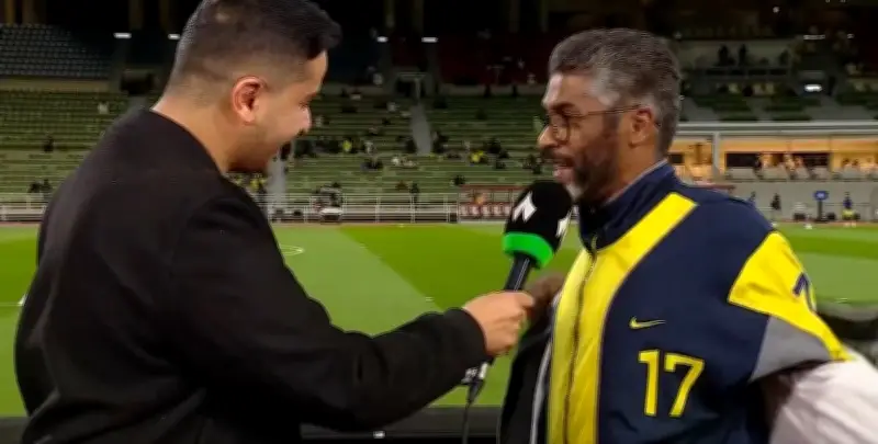 منصور الموسى يخلع قميص النجمة ويكشف عن بلوفر النصر في حدث رياضي مثير للجدل