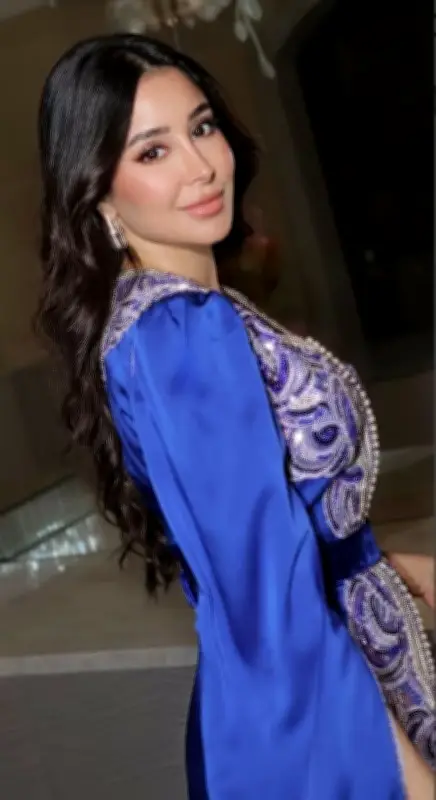 أسيل عمران تخطف الأنظار بإطلالة رمضانية راقية بقفطان أزرق مطرز