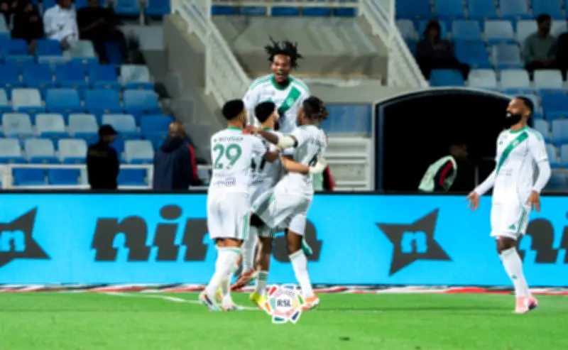 الأهلي يعتلي صدارة الدوري السعودي بفوز صعب على الرياض بهدف عكسي