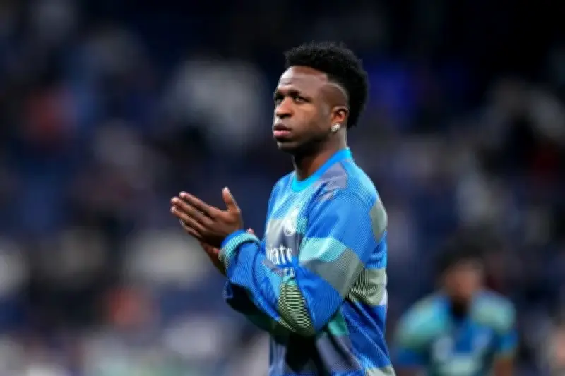 عنصرية جديدة تطال فينيسيوس جونيور: صورة مهينة تشعل الجدل في أوروبا