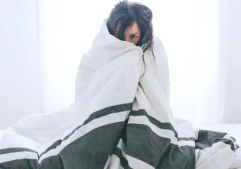 غياب الشمس يعيد تشكيل المزاج: كيف تؤثر الأيام المظلمة على كيمياء الدماغ؟