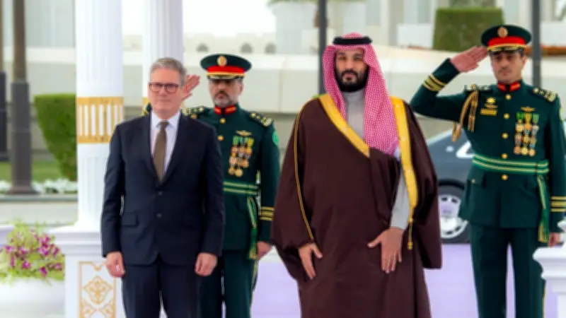 ستارمر يتصل بمحمد بن سلمان: بحث التعاون الثنائي وقضايا غزة وإيران