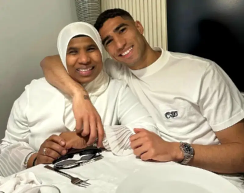 والدة أشرف حكيمي تنهار بالبكاء في المحكمة.. ومبابي يحضر دعماً للنجم المغربي