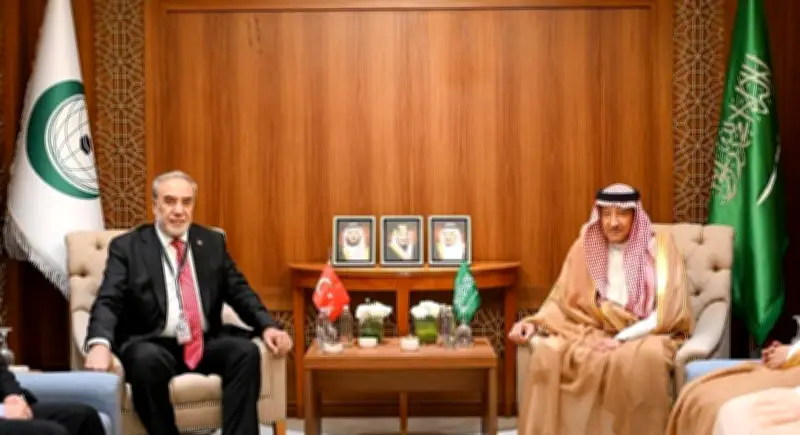 الخريجي يلتقي نظيره التركي على هامش اجتماع منظمة التعاون الإسلامي في جدة
