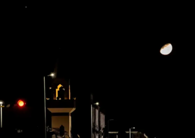 اقتران هلال رمضان مع نجم المبسوطة والمشتري يزين سماء الحدود الشمالية في مشهد فلكي بديع