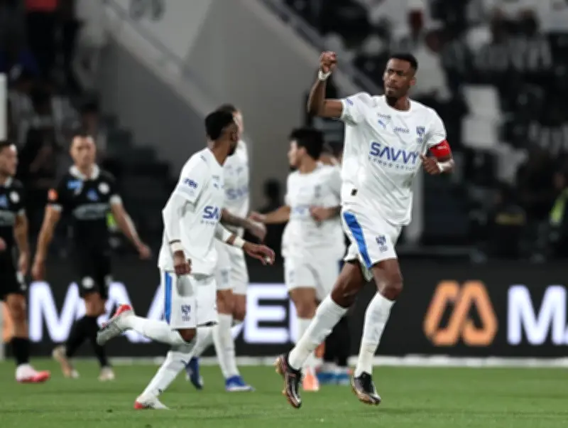 الهلال يحسم ديربي الرياض بخماسية مثيرة في شباك الشباب