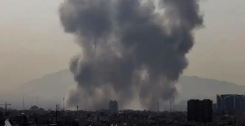 انفجارات في البحرين بعد هجوم صاروخي إيراني يستهدف مركز الأسطول الخامس الأمريكي