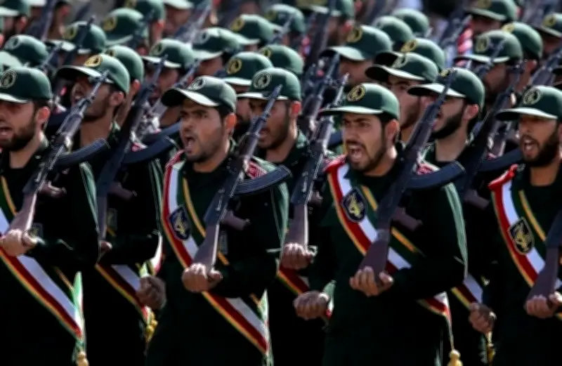 مصدر إيراني يعترف بمقتل قادة بالحرس الثوري ومسؤولين سياسيين في ضربات أمريكية إسرائيلية