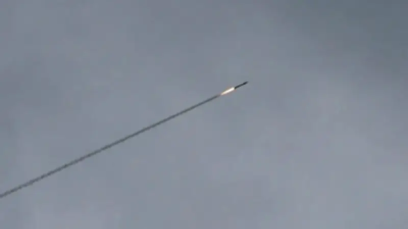 بريطانيا تحذر رعاياها في الخليج وإيران تهدد باستخدام كامل قدراتها الدفاعية