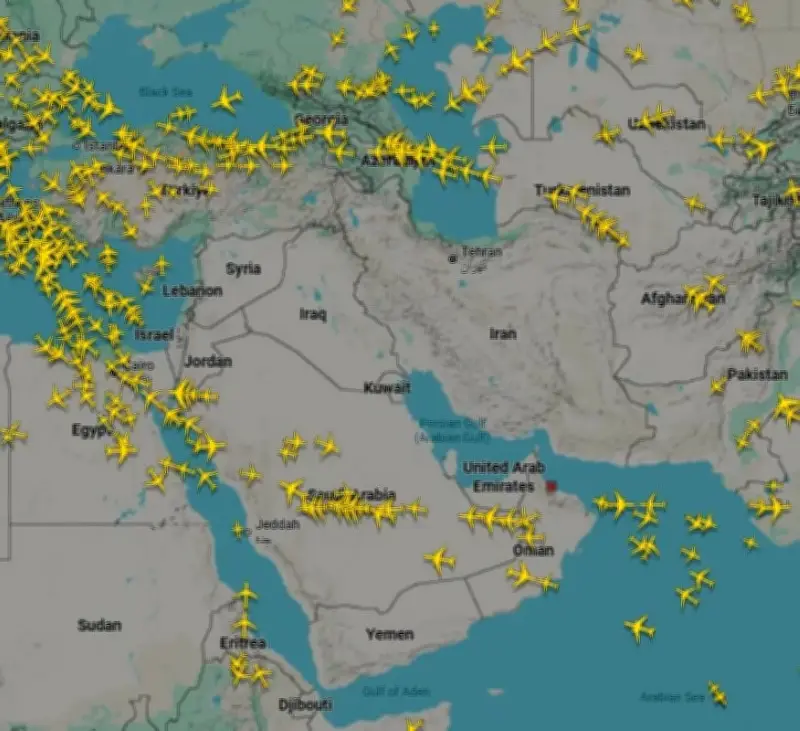 ضربات أمريكية إسرائيلية تشل أجواء الشرق الأوسط وإيران ترد بصواريخ في تصعيد عسكري خطير