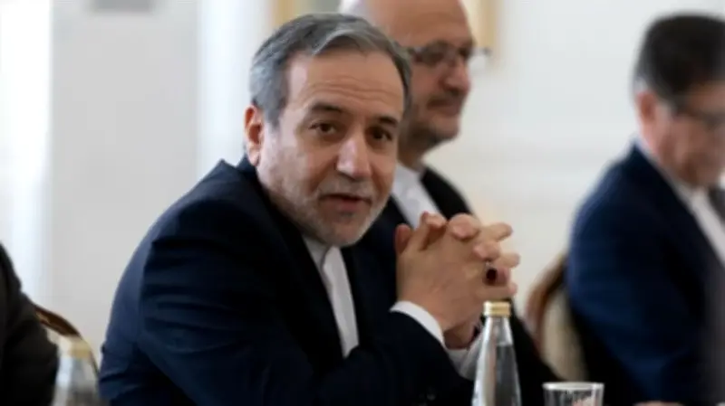 وزير الخارجية الإيراني يؤكد: خامنئي على قيد الحياة 'حسب علمي' ويرفض تغيير النظام