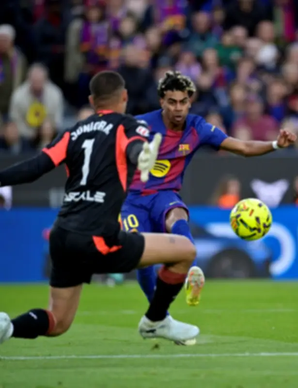 لامين جمال يقود برشلونة للفوز على فياريال ويعزز الصدارة في الدوري الإسباني