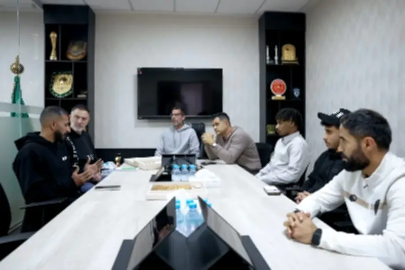 رينارد يلتقي بضاري والخيبري.. هل يضمهما للمنتخب السعودي استعدادًا لكأس العالم؟