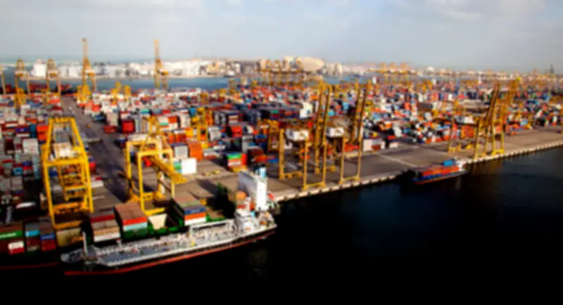 دبي تعلن عن حريقين محدودين في ميناء جبل علي وفندق برج العرب بسبب شظايا اعتراض جوي