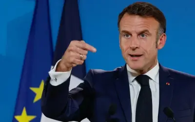 ماكرون يدعو لبناء هيكل أمني أوروبي جديد بمشاركة روسيا ويصف إدارة ترمب بـ"المعادية"