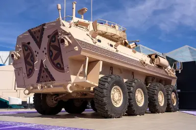 وزارة الحرس الوطني والمعهد الملكي للفنون التقليدية يزينان مركبة دفاعية بالنقوش النجدية في معرض الدفاع العالمي